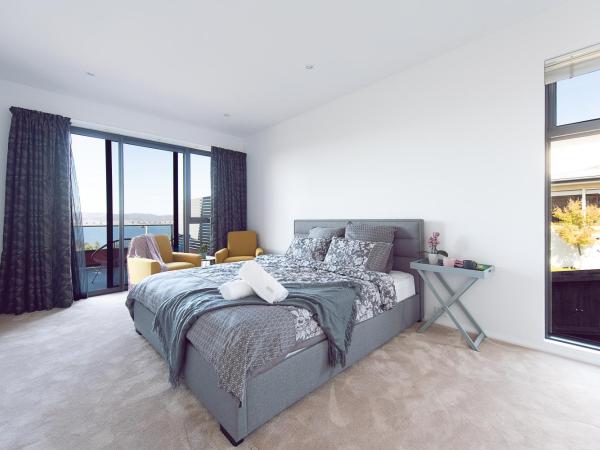 Nature & Relax House, Panoramic sea view, Free parking40 : photo 1 de la chambre chambre lit king-size avec balcon