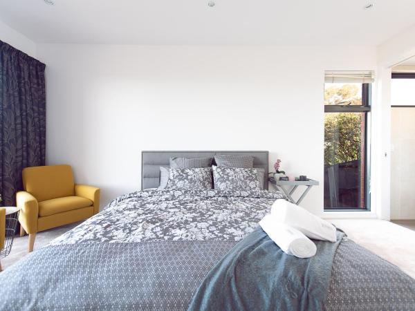 Nature & Relax House, Panoramic sea view, Free parking40 : photo 3 de la chambre chambre lit king-size avec balcon