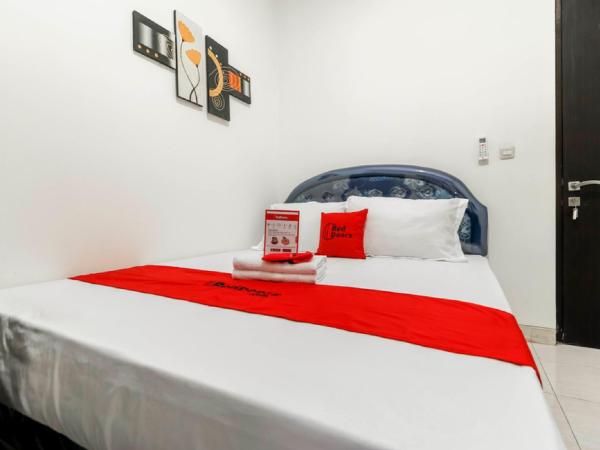 RedDoorz Plus near Trisakti University : photo 4 de la chambre chambre double reddoorz