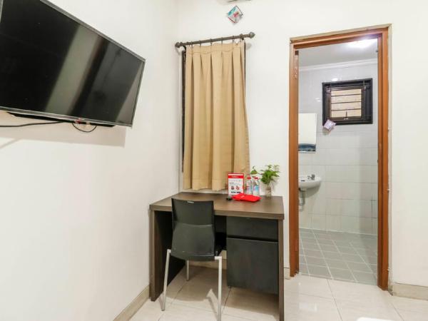 RedDoorz Plus near Trisakti University : photo 3 de la chambre chambre double reddoorz