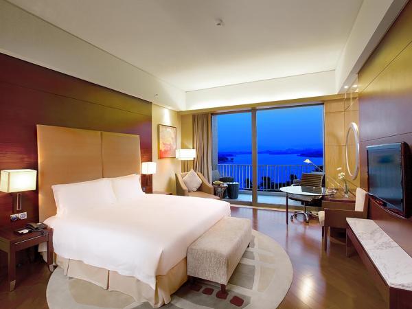 Hyatt Regency Dongguan : photo 7 de la chambre chambre lit king-size avec vue sur lac - accès au club