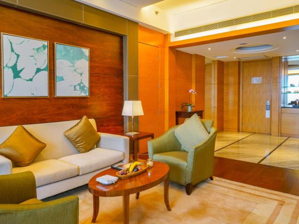 Hyatt Regency Dongguan : photo 5 de la chambre suite lit king-size - vue sur lac