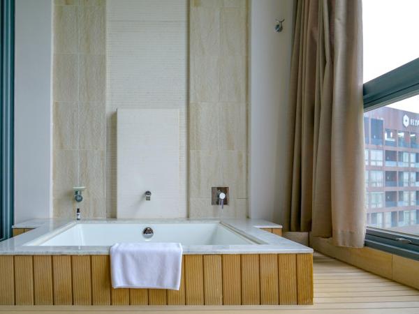 Hyatt Regency Dongguan : photo 7 de la chambre suite lit king-size - vue sur lac