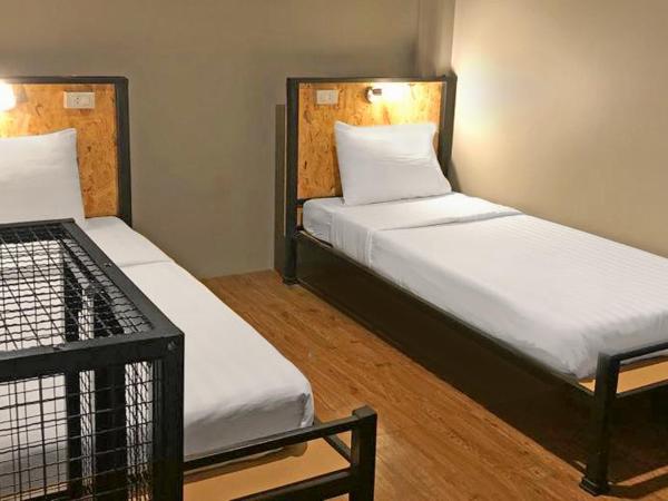 OK CHIC PHUKET HOSTEL : photo 1 de la chambre chambre lits jumeaux standard avec salle de bains commune