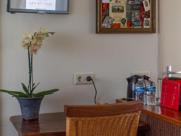 B&B Aan het Park Eindhoven : photo 5 de la chambre chambre double avec salle de bains privative