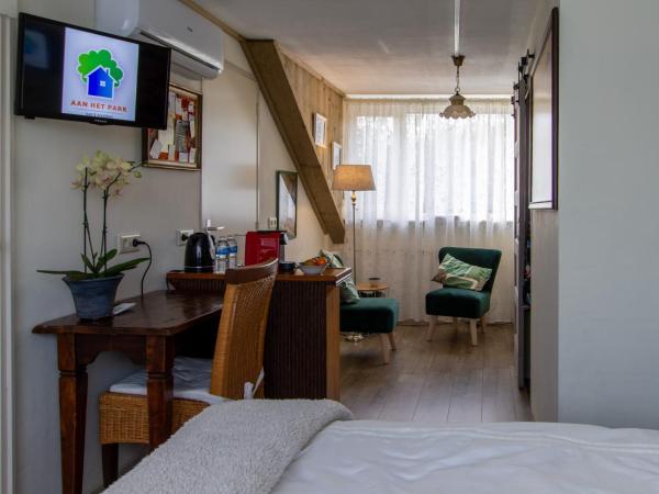 B&B Aan het Park Eindhoven : photo 2 de la chambre chambre double avec salle de bains privative