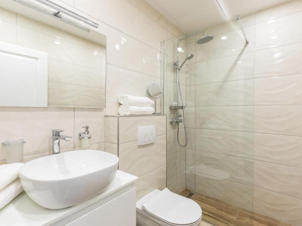 Pellegrini Luxury Rooms : photo 8 de la chambre chambre double deluxe avec lit d'appoint