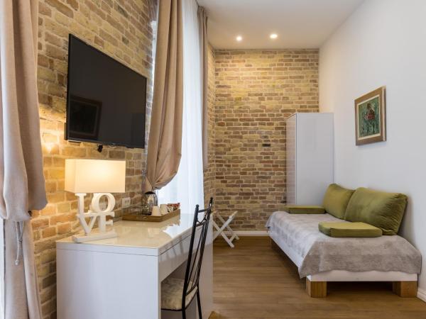 Pellegrini Luxury Rooms : photo 3 de la chambre chambre double deluxe avec lit d'appoint