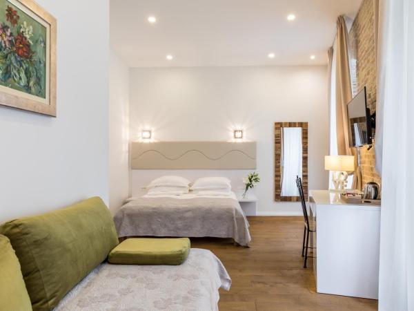 Pellegrini Luxury Rooms : photo 4 de la chambre chambre double deluxe avec lit d'appoint