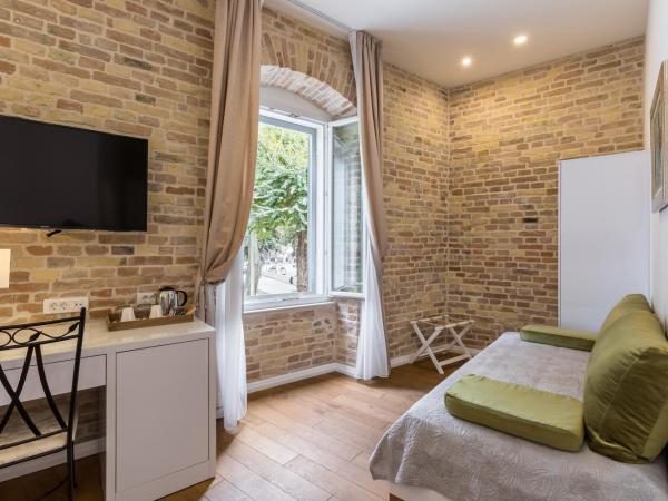 Pellegrini Luxury Rooms : photo 6 de la chambre chambre double deluxe avec lit d'appoint