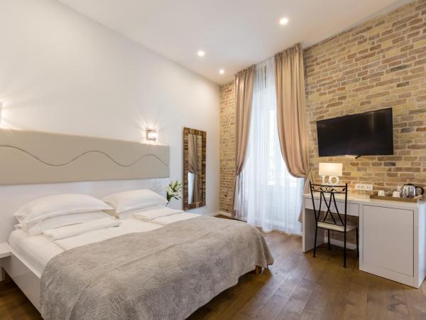 Pellegrini Luxury Rooms : photo 1 de la chambre chambre double deluxe avec lit d'appoint