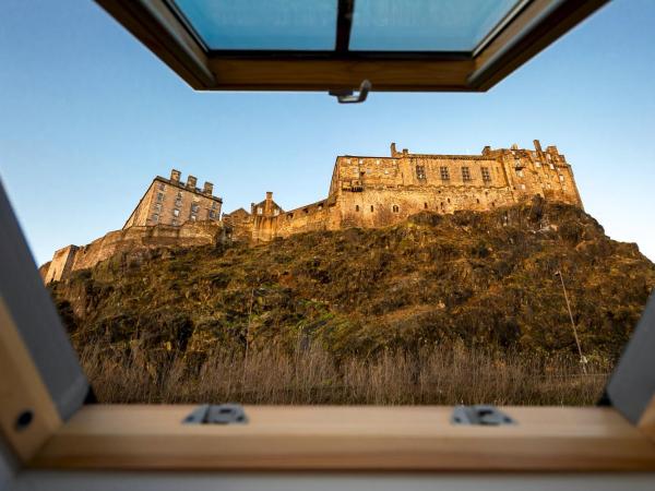 Wilde Aparthotels Edinburgh Grassmarket : photo 6 de la chambre appartement 1 lit double - vue sur château