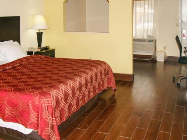 Econo Lodge Inn & Suites West - Energy Corridor : photo 5 de la chambre suite lit king-size – non-fumeurs