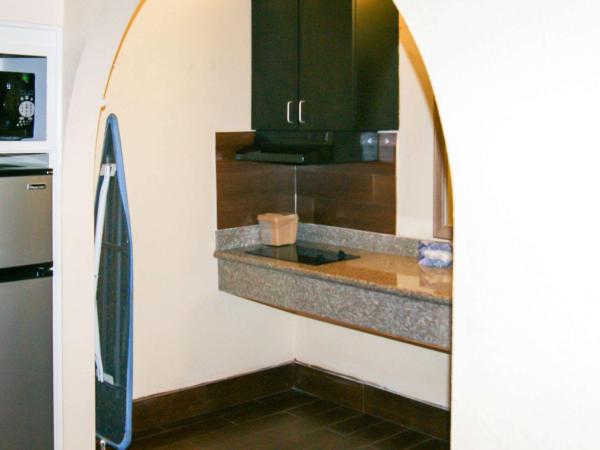 Econo Lodge Inn & Suites West - Energy Corridor : photo 6 de la chambre suite lit king-size – non-fumeurs