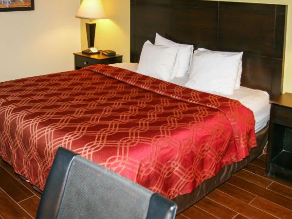 Econo Lodge Inn & Suites West - Energy Corridor : photo 7 de la chambre suite lit king-size – non-fumeurs