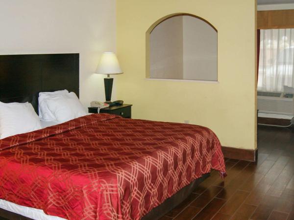 Econo Lodge Inn & Suites West - Energy Corridor : photo 8 de la chambre suite lit king-size – non-fumeurs