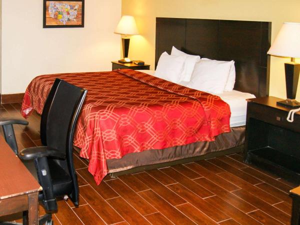 Econo Lodge Inn & Suites West - Energy Corridor : photo 9 de la chambre suite lit king-size – non-fumeurs