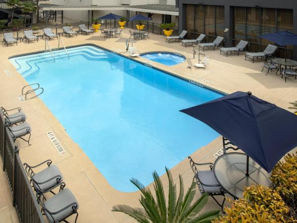 Crowne Plaza San Antonio Airport, an IHG Hotel : photo 2 de la chambre chambre lit king-size avec canapé-lit - vue sur piscine