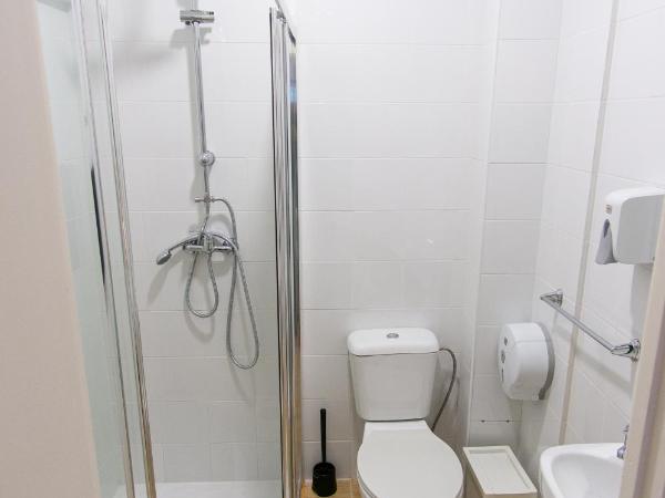 Change The World Hostels - Porto - Santa Catarina : photo 7 de la chambre chambre lits jumeaux avec salle de bains