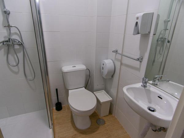 Change The World Hostels - Porto - Santa Catarina : photo 10 de la chambre chambre lits jumeaux avec salle de bains