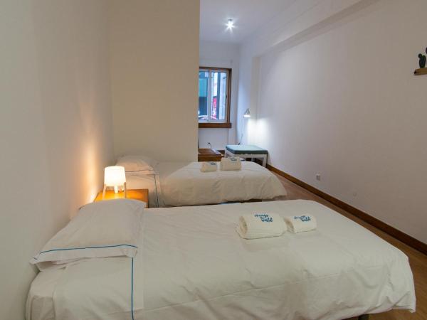 Change The World Hostels - Porto - Santa Catarina : photo 4 de la chambre chambre lits jumeaux avec salle de bains