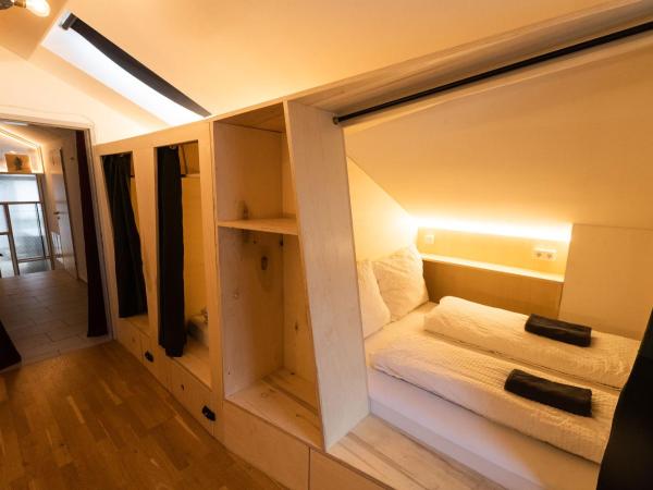 Montagu Hostel : photo 2 de la chambre lit double dans dortoir mixte de 6 lits
