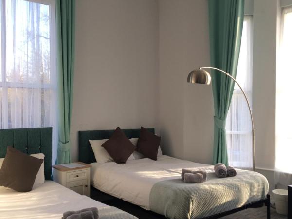 Queens Guesthouse Manchester : photo 8 de la chambre chambre familiale avec salle de bains privative