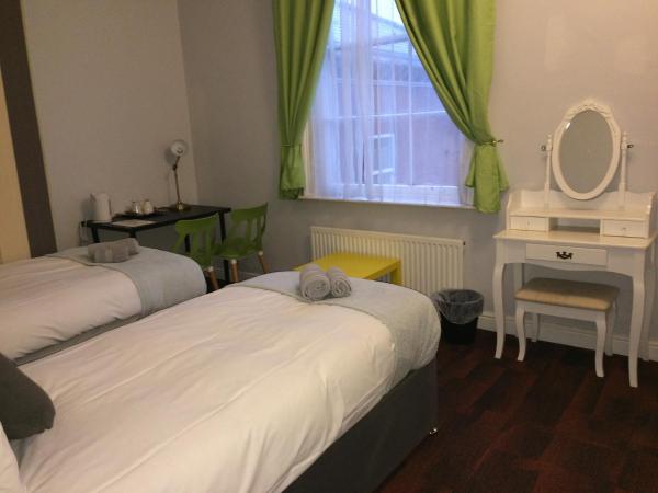 Queens Guesthouse Manchester : photo 1 de la chambre chambre lits jumeaux avec salle de bains privative