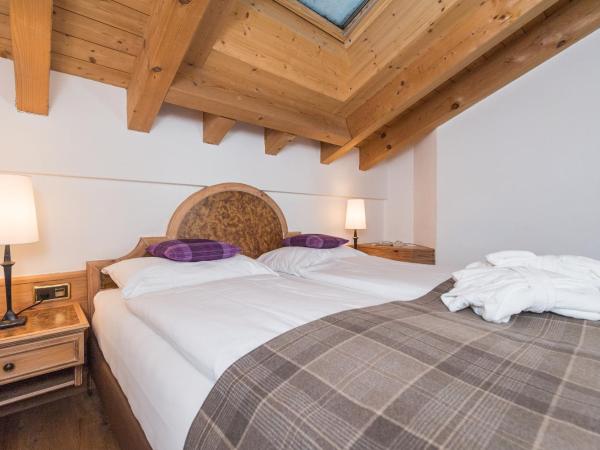 Hotel Bella Vista Zermatt : photo 6 de la chambre suite chalet avec chambres séparées et balcon