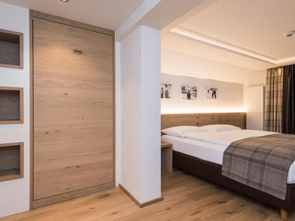 Hotel Bella Vista Zermatt : photo 6 de la chambre chambre double chalet avec balcon - vue sur cervin