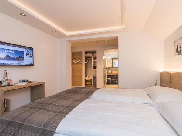 Hotel Bella Vista Zermatt : photo 5 de la chambre chambre double chalet avec balcon - vue sur cervin