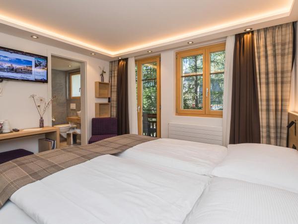 Hotel Bella Vista Zermatt : photo 1 de la chambre chambre double ou lits jumeaux basique avec balcon - vue sur cervin