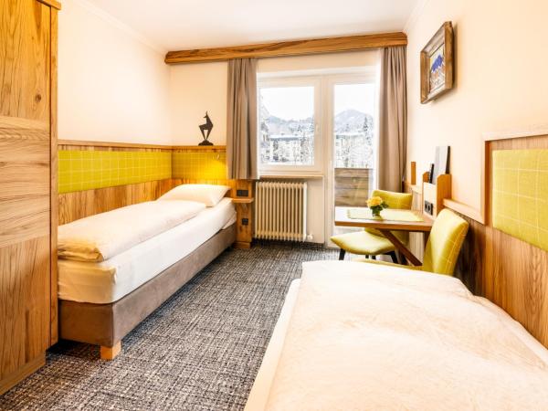 Hotel Garni Entstrasser : photo 1 de la chambre chambre lits jumeaux avec balcon
