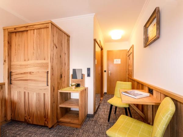 Hotel Garni Entstrasser : photo 5 de la chambre chambre double avec balcon