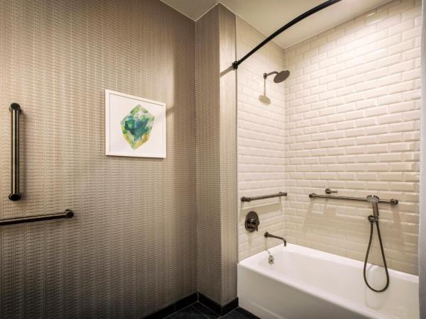 Kimpton Hotel Monaco Denver, an IHG Hotel : photo 4 de la chambre chambre double avec 2 lits doubles et douche accessible en fauteuil roulant