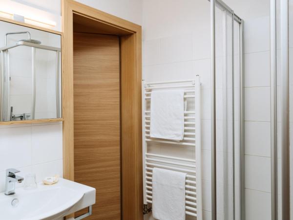 Hotel Kögele mit Restaurant bei Innsbruck Axamer Lizum : photo 9 de la chambre chambre familiale avec balcon