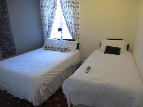 The Salendine : photo 6 de la chambre chambre triple avec salle de bains privative