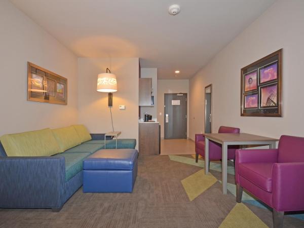 Holiday Inn Express & Suites Oklahoma City Mid - Arpt Area, an IHG Hotel : photo 7 de la chambre suite disposant de 2 lits queen-size