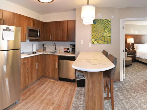 Staybridge Suites - Red Deer North, an IHG Hotel : photo 6 de la chambre suite 1 chambre lit king-size