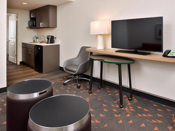 Holiday Inn & Suites Orlando I-Drive Theme Parks : photo 4 de la chambre suite avec 2 lits queen-size