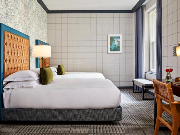 Kimpton Hotel Monaco Denver, an IHG Hotel : photo 1 de la chambre chambre double avec 2 lits doubles et douche accessible en fauteuil roulant