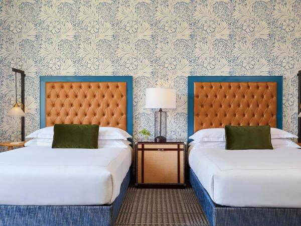 Kimpton Hotel Monaco Denver, an IHG Hotel : photo 2 de la chambre chambre double avec 2 lits doubles et douche accessible en fauteuil roulant