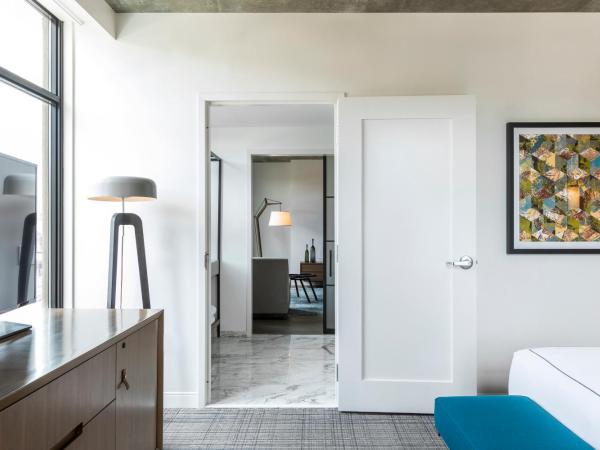 Kimpton Aertson Hotel, an IHG Hotel : photo 7 de la chambre one-bedroom king suite with tub and walk-in shower