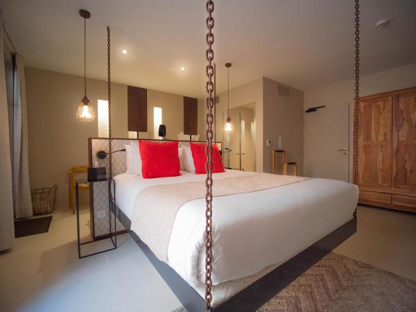 Hotel Pont Levis - Franck Putelat : photo 2 de la chambre chambre double supérieure avec bain à remous 