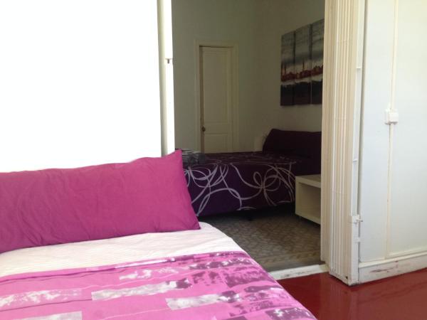 Des Artistes : photo 6 de la chambre chambre triple supérieure avec balcon et salle de bains commune