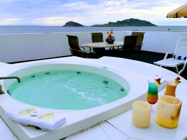 Coral Island Beach View Hotel : photo 4 de la chambre suite lit queen-size avec baignoire spa