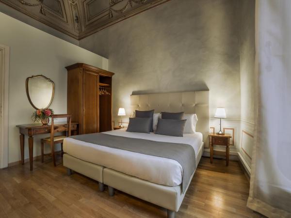 Hotel Bretagna Heritage - Alfieri Collezione : photo 4 de la chambre chambre lit queen-size 