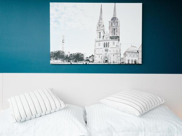 Hotel Blue : photo 6 de la chambre chambre triple standard - entrée rue rez-de-chaussée