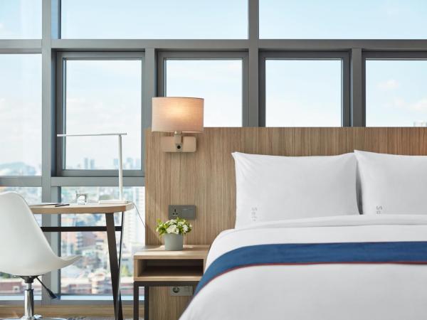 Holiday Inn Express Seoul Hongdae, an IHG Hotel : photo 2 de la chambre chambre lit queen-size standard - vue sur ville