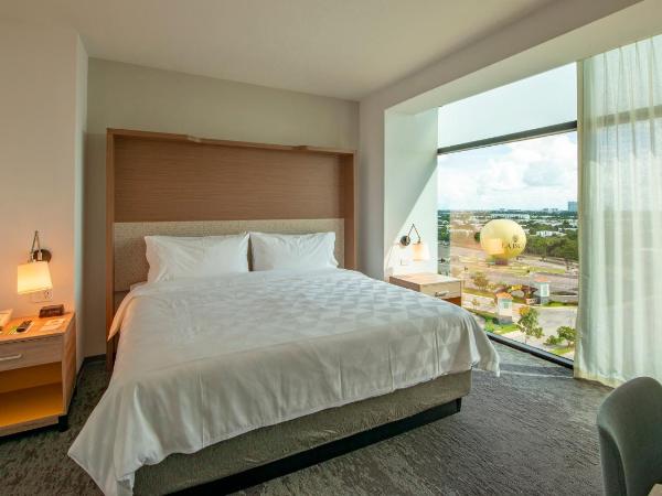 Holiday Inn & Suites - Merida La Isla, an IHG Hotel : photo 4 de la chambre suite lit king-size - vue sur ville